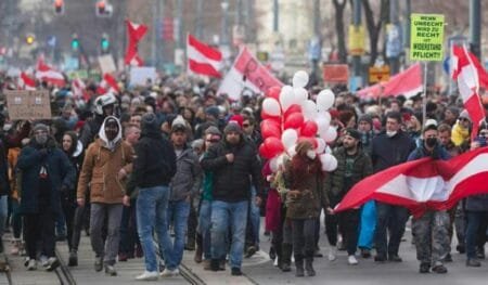 Εξαπλώνεται η οργή κατά των κυβερνήσεων