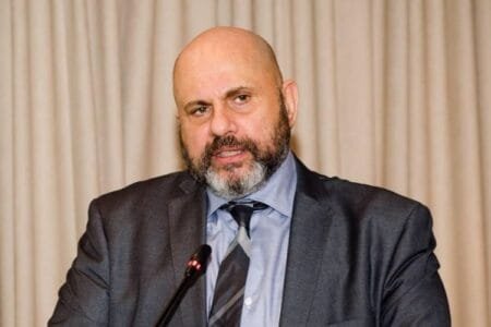 Δημήτρης Κούβελας της Ιατρικής Σχολής, μίλησε με σφοδρότητα κατά των μαζικών εμβολιασμών