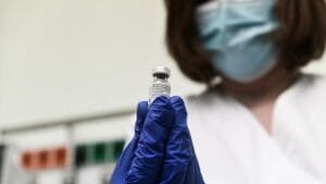 Κορονοϊός: Οικονομικό μπόνους σε γιατρούς και φαρμακοποιούς για να συμμετάσχουν στην εκστρατεία «πειθώ» Ειδήσεις,γεωστρατηγική ενημέρωση,Αναλύσεις
