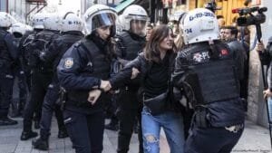 Γυναίκες που διαμαρτύρονται για τις γυναικοκτονίες στην Τουρκία δέχθηκαν επίθεση από την αστυνομία Ειδήσεις,γεωστρατηγική ενημέρωση,Αναλύσεις