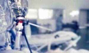 Πρώτος θάνατος πλήρως εμβολιασμένου χωρίς υποκείμενα νοσήματα στη Θεσσαλονίκη Ροή Ειδήσεων
