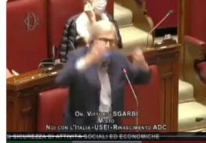 Ιταλός Βουλευτής Vittorio Sgarbi στη Βουλή : Αν είμαι εμβολιασμένος γιατί πρέπει να φοβάμαι τους ανεμβολίαστους;; Ροή Ειδήσεων
