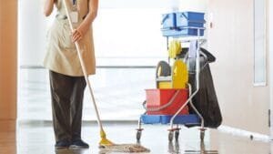 Με μισθό 180 ευρώ καλούνται να δουλέψουν οι σχολικές καθαρίστριες Ροή Ειδήσεων