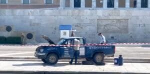 58χρονος αγρότης στάθμευσε το όχημα μπροστά από το Μνημείο του Άγνωστου Στρατιώτη Ροή Ειδήσεων