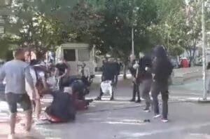 Ένταση και βίαιες συγκρούσεις στην πλατεία του Νέου Ηρακλείου (Βίντεο) Ροή Ειδήσεων