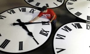 Κυριακή: Γυρίζουμε τα ρολόγια μια ώρα πίσω Ροή Ειδήσεων