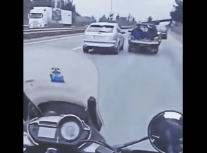 Ρομά εμβολίζουν περιπολικό – Δείτε τι τραβάνε οι αστυνομικοί (Βίντεο) Ροή Ειδήσεων
