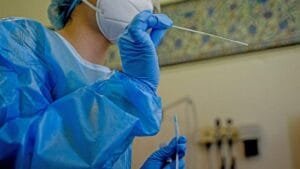 5.449 κρούσματα, 430 ασθενείς διασωληνωμένοι και 52 θάνατοι από τον Κορωνοϊό Ροή Ειδήσεων