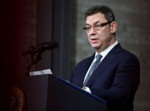 Άλμπερτ Μπουρλά όσους παραπληροφορούν για τα εμβόλια για την Covid-19 είναι εγκληματίες Ροή Ειδήσεων