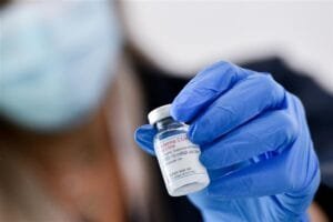 Αναστέλλει το Moderna η Γαλλία κάτω των 30 ετών λόγω καρδιακών κινδύνων Ροή Ειδήσεων