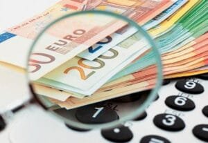«Χαράτσι» 1,4 δισ. στους καταναλωτές από τις αυξήσεις στο ρεύμα Ροή Ειδήσεων
