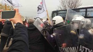 Επίσκεψη Μητσοτάκη στην Κοζάνη – Άγριο ξύλο μεταξύ διαδηλωτών και ΜΑΤ! (Βίντεο) Ροή Ειδήσεων