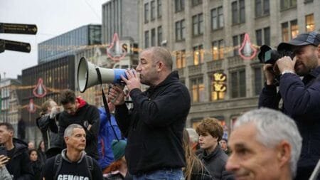 Ολλανδία: Συγκρούσεις ξέσπασαν το βράδυ του Σαββάτου στη Χάγη ενάντια στα νέα μέτρα