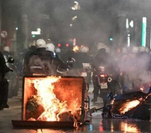 Ομάδες κουκουλοφόρων επιχείρησαν να σπάσουν τον αστυνομικό κλοιό στα Εξάρχεια Ροή Ειδήσεων