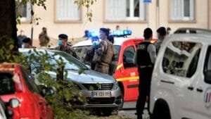 Παρίσι: Άνδρες των δυνάμεων ασφαλείας πυροβόλησαν άνδρα με μαχαίρι σε σιδηροδρομικό σταθμό Ροή Ειδήσεων