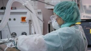 Ποιοι εμβολιασμένοι νοσούν και νοσηλεύονται με κορωνοϊό; Ροή Ειδήσεων