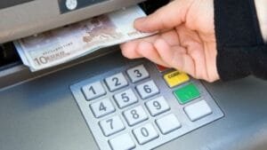 ΕΠ’ ΑΥΤΟΦΩΡΩ ΣΥΛΛΗΨΕΙΣ ΥΠΕΥΘΥΝΩΝ ΕΠΙΧΕΙΡΗΣΗΣ ΣΤΗ ΔΡΑΜΑ ΣΕ ΑΤΜ ΜΕ ΤΑ ΧΡΗΜΑΤΑ ΤΟΥ ΔΩΡΟΥ ΕΡΓΑΖΟΜΕΝΟΥ ΣΤΟ ΧΕΡΙ Ροή Ειδήσεων