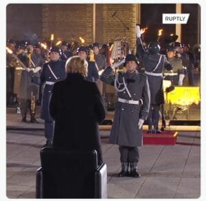 Η απερχόμενη Γερμανίδα καγκελάριος Άνγκελα Μέρκελ τιμήθηκε με πυρσούς και δάδες (Βίντεο) Ροή Ειδήσεων