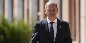 Όταν ο Σολτς πετούσε τη μπάλα στην εξέδρα για τις Γερμανικές Αποζημιώσεις μετά από Ερώτησή μας στην Ευρωβουλή Ροή Ειδήσεων