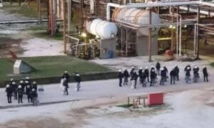 Πετρέλαια Καβάλας: Πρωτοφανής εισβολή ΜΑΤ – Δεκάδες εργαζόμενοι βρίσκονται πολιορκημένοι Ροή Ειδήσεων