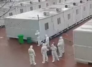 Kίνα: Εκτεταμένοι καταυλισμοί καραντίνας με σειρές από στενά μεταλλικά κουτιά που στεγάζουν άτομα ύποπτα για Covid-19 kataylismoi