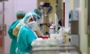 Κορωνοϊός: 33.716 κρούσματα, 70 θάνατοι, 639 διασωληνωμένοι koronoios-33-716-kroysmata-70-thanatoi-639-diasolinomenoi