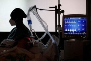 Κορονοϊός: Σταθερά σε πολύ υψηλά επίπεδα παραμένουν τα νούμερα που ανακοινώνει ο ΕΟΔΥ Ροή Ειδήσεων