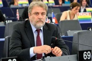 Πάνε να «θάψουν» την Αναφορά του Νότη Μαριά στην Ευρωβουλή για τη νομική ασυλία των πολυεθνικών των εμβολίων Ροή Ειδήσεων