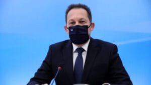 Πέτσας: Εξετάζεται η επέκταση του υποχρεωτικού εμβολιασμού στους άνω των 50 ετών petsas
