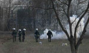 Σοβαρά επεισόδια στον Έβρο: Αψιμαχίες κατοίκων με ΜΑΤ στο Φυλάκιο Ορεστιάδας Ροή Ειδήσεων