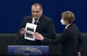 ΔΕΙΤΕ τι έκαναν σε Ρουμάνο ευρωβουλευτή μόλις αποκάλυψε τα «βρώμικα» συμβόλαια για τα εμβόλια… (Βίντεο) Ροή Ειδήσεων
