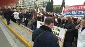 Συγκέντρωση κατά της υποχρεωτικότητας των εμβολιασμών στο Σύνταγμα (Βίντεο) Ροή Ειδήσεων
