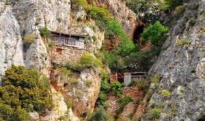 Άγιο Όρος: Οι μοναχοί που ζουν στην άκρη του γκρεμού Ροή Ειδήσεων