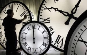 Απόψε γυρίζουμε τα ρολόγια μας μία ώρα μπροστά Ροή Ειδήσεων