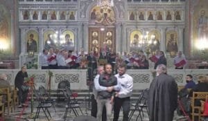 Αλλοδαπός εισβάλλει στην εκκλησία στον Άγιο Παντελεήμονα και άρχισε να φωνάζει στο μικρόφωνο Ροή Ειδήσεων