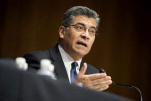 Αμερικανός υπουργός Υγείας: «Ξέρουμε ότι τα εμβόλια σκοτώνουν – Κυρίως τις μειονότητες» – Μπέρδεψε την γλώσσα του ή είπε την αλήθεια; Ροή Ειδήσεων