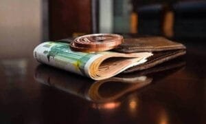 Ο νέος κατώτατος μισθός αναμένεται να ξεπεράσει τα 700 ευρώ Ροή Ειδήσεων