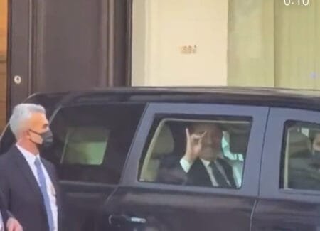 Ο Τούρκος υπουργός Εξωτερικών Μεβλούτ Τσαβούσογλου, έκανε το σήμα των Γκρίζων Λύκων σε Αρμένιους