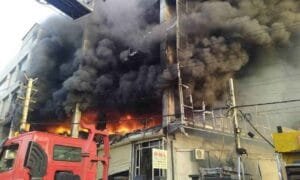 Τουλάχιστον 27άνθρωποι έχασαν τη ζωή τους και άλλοι 40 τραυματίστηκαν από πυρκαγιά που ξέσπασε σε κτίριο του Νέου Δελχί Ροή Ειδήσεων
