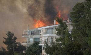 ΔΕΔΔΗΕ: Η φωτιά που ξέσπασε στην Άνω Γλυφάδα λέει ότι φταίει ένα… Πουλί! Ροή Ειδήσεων