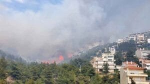 Φωτιά στη Γλυφάδα: Μαίνεται το πύρινο μέτωπο που ξεκίνησε από τη Γλυφάδα «Κάηκαν άλση και πάρκα» (Βίντεο) Ροή Ειδήσεων
