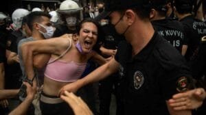 Κωνσταντινούπολη: 400 προσαγωγές και συλλήψεις στην πορεία ΛΟΑΤΚΙ+ Ροή Ειδήσεων