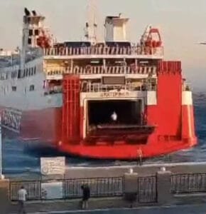 Καπετάνιος δίνει μάχη 28 λεπτών με τους ανέμους και δαμάζει τα κύματα για να δέσει στην Τήνο Ροή Ειδήσεων