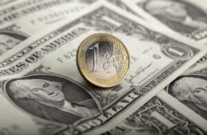 Συνεχίζεται η κατρακύλα του ευρώ έναντι του δολαρίου, πλέον ένα ευρώ ισούται με λιγότερο από ένα δολάριο Ροή Ειδήσεων