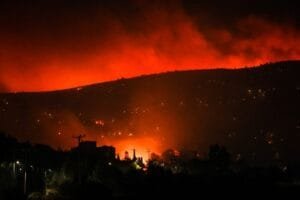Πεντέλη: Εκκενώθηκαν Ντράφι, Ανθούσα, Διώνη και Δασαμάρι Ροή Ειδήσεων