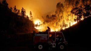 Σε πύρινη κόλαση η Ευρώπη – Χιλιάδες εγκαταλείπουν τα σπίτια τους Ροή Ειδήσεων