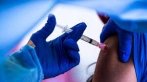 Νομιμοποιήθηκε ο υποχρεωτικός εμβολιασμός και το πρόστιμο στους άνω των 60 Ροή Ειδήσεων