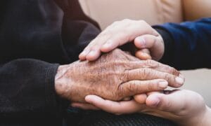 Δε θα ξαναδείς τα εγγόνια σου – Η χειρότερη μορφή κακοποίnσης των ηλικιωμένων Ροή Ειδήσεων