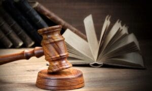 Δικαστική απόφαση-σταθμός: Δικαίωση μη εμβολιασμένης υπαλλήλου του Νοσοκομείου Κορίνθου Ροή Ειδήσεων