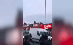 Αγγλία: Δυτικό Yorkshire αντίπαλες ομάδες μάχονται μεταξύ τους με Ματσέτες στο δρόμο Ροή Ειδήσεων